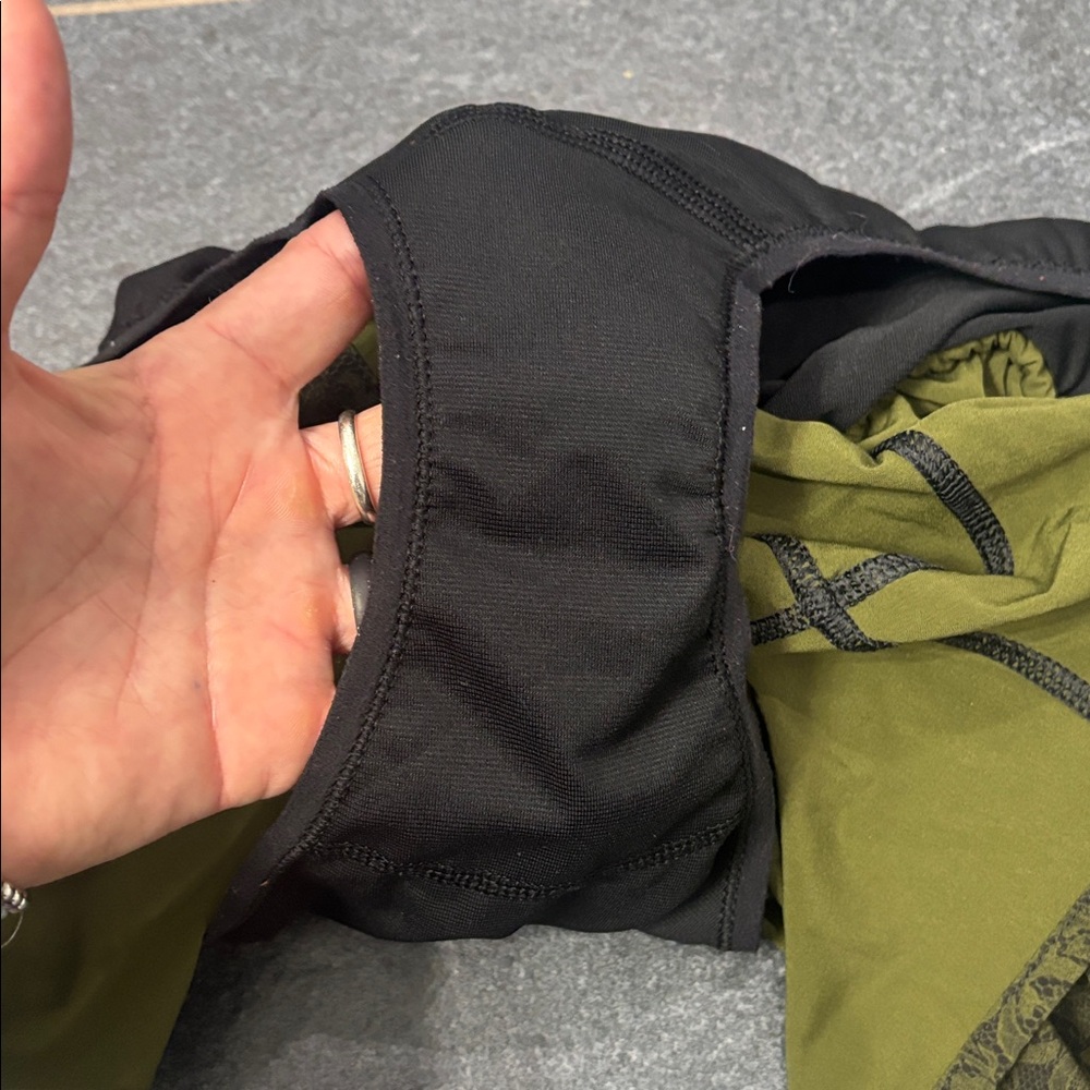 OG Lululemon low rise hotty Hot shorts - Picture 3 of 4